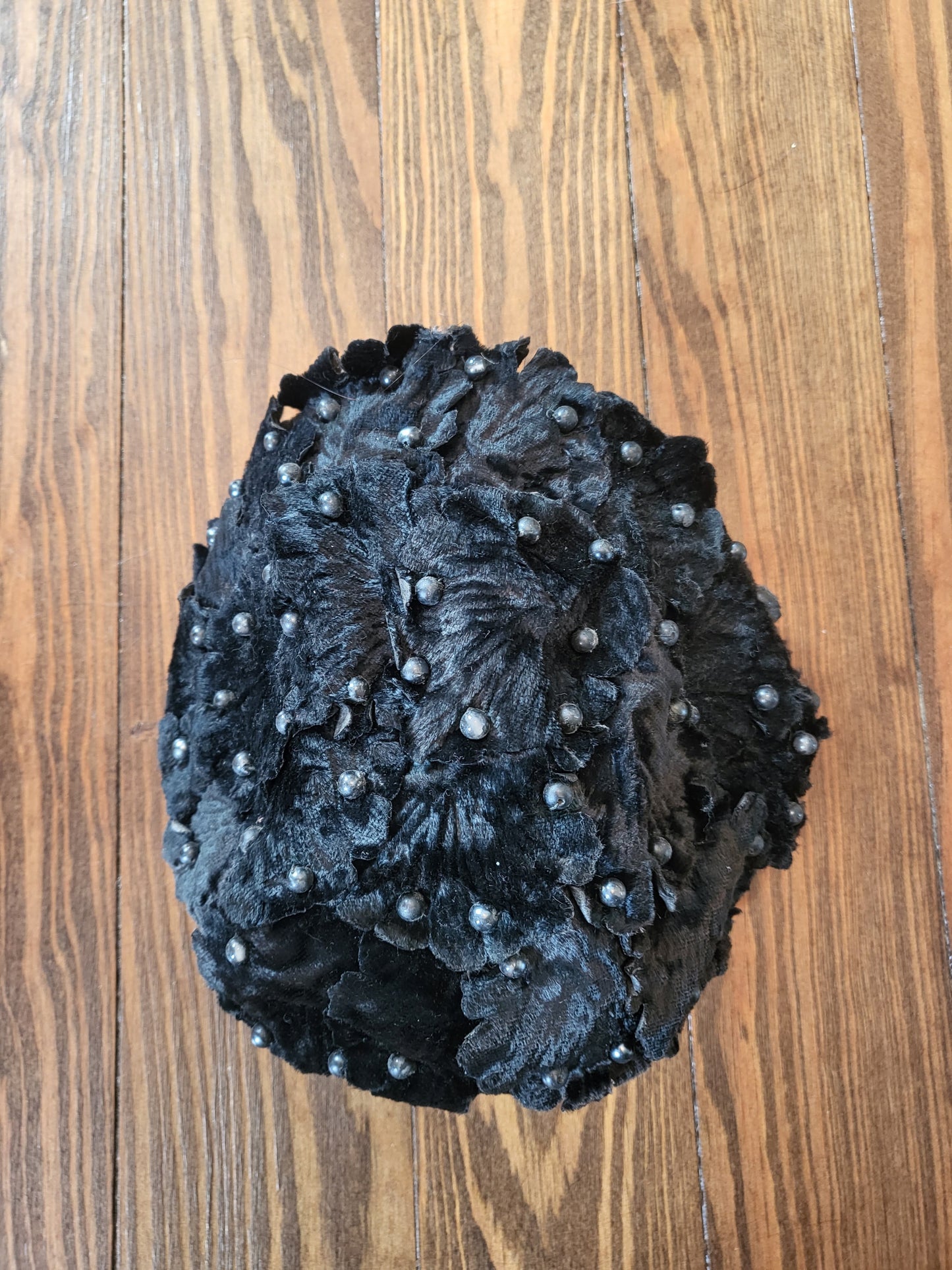 HAT24 - Vintage 1950's-1960's Black Velvet Beaded Flower Juliet Cap