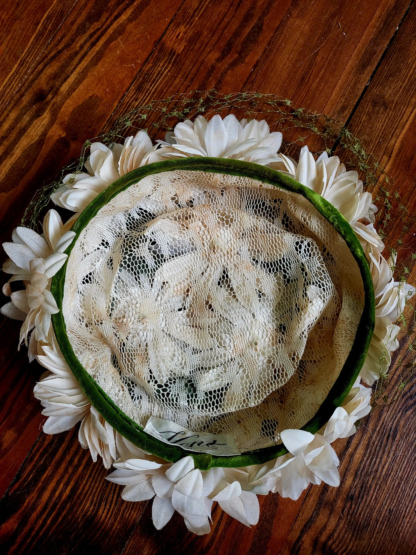 HAT8 - Vintage 1950s-1960s Kent of New York Ivory Daisy Trimmed Topper With Green Birdcage Veil