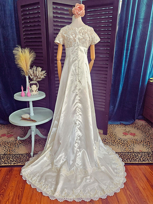 Vintage Ivory A-line Bridal Gown