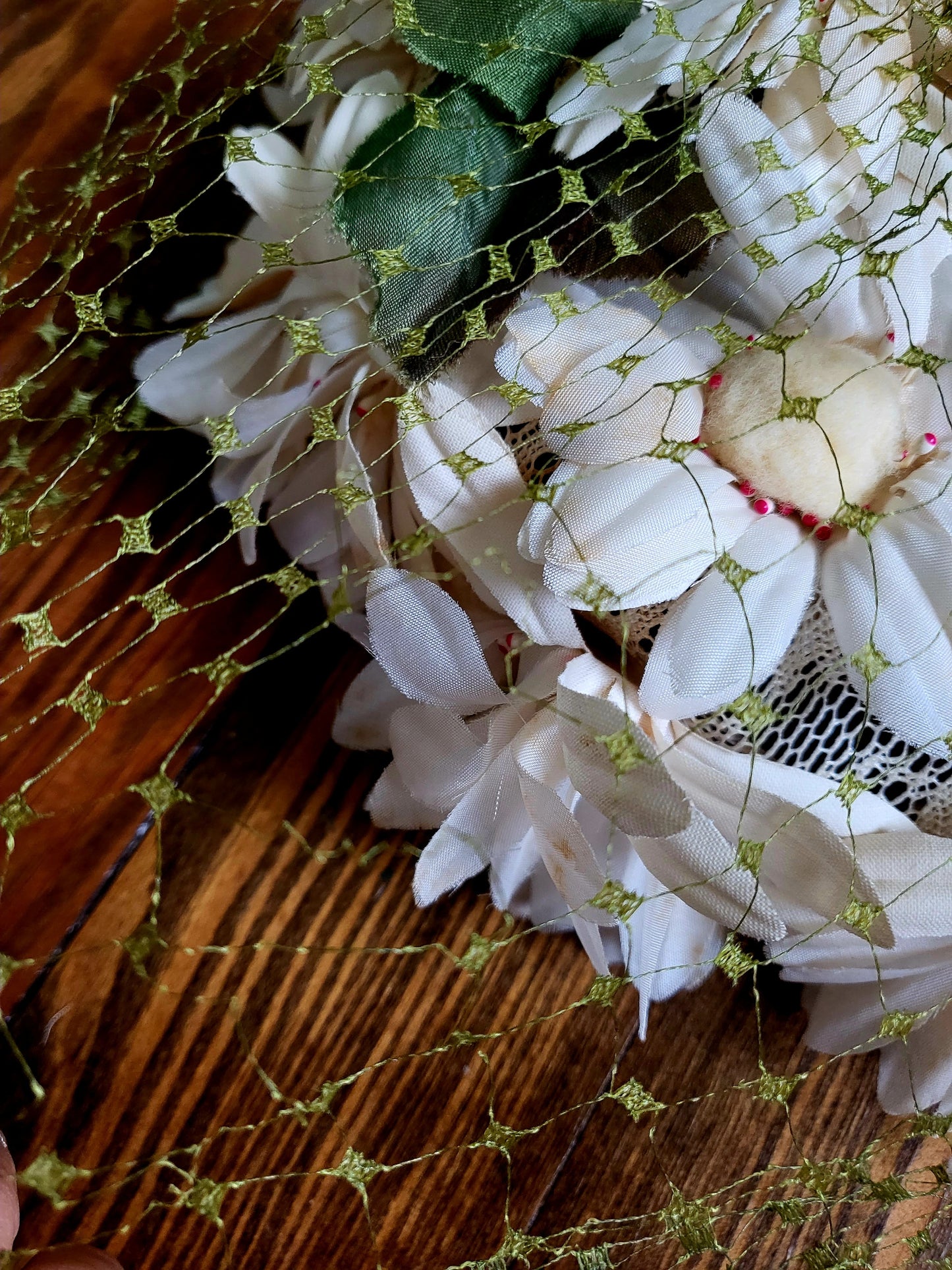 HAT8 - Vintage 1950s-1960s Kent of New York Ivory Daisy Trimmed Topper With Green Birdcage Veil