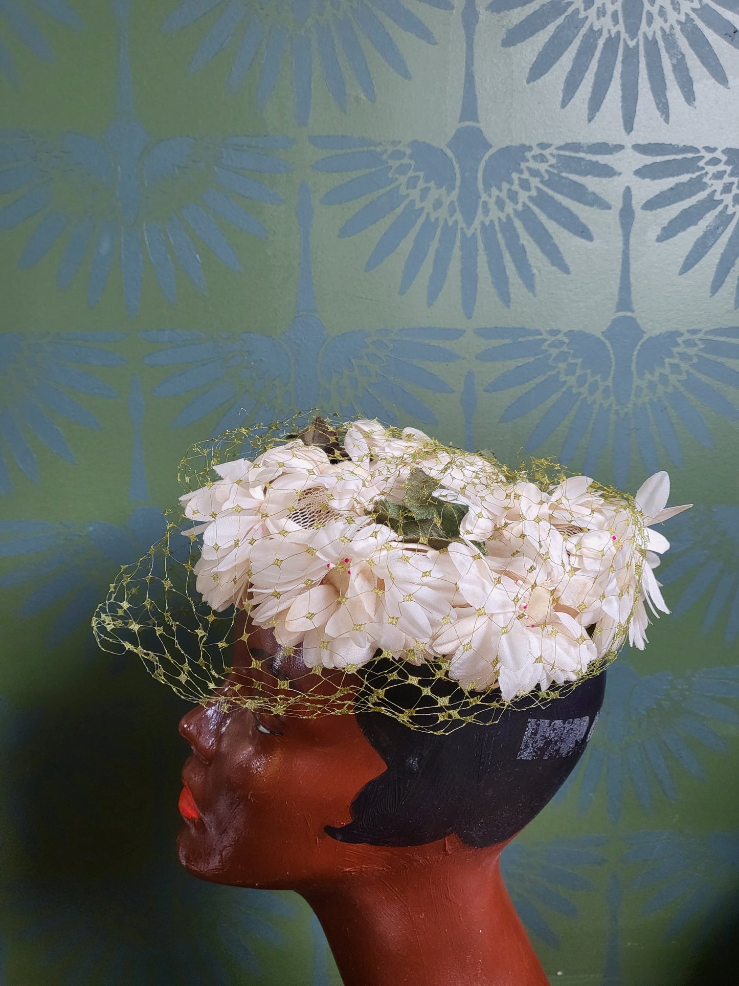 HAT8 - Vintage 1950s-1960s Kent of New York Ivory Daisy Trimmed Topper With Green Birdcage Veil