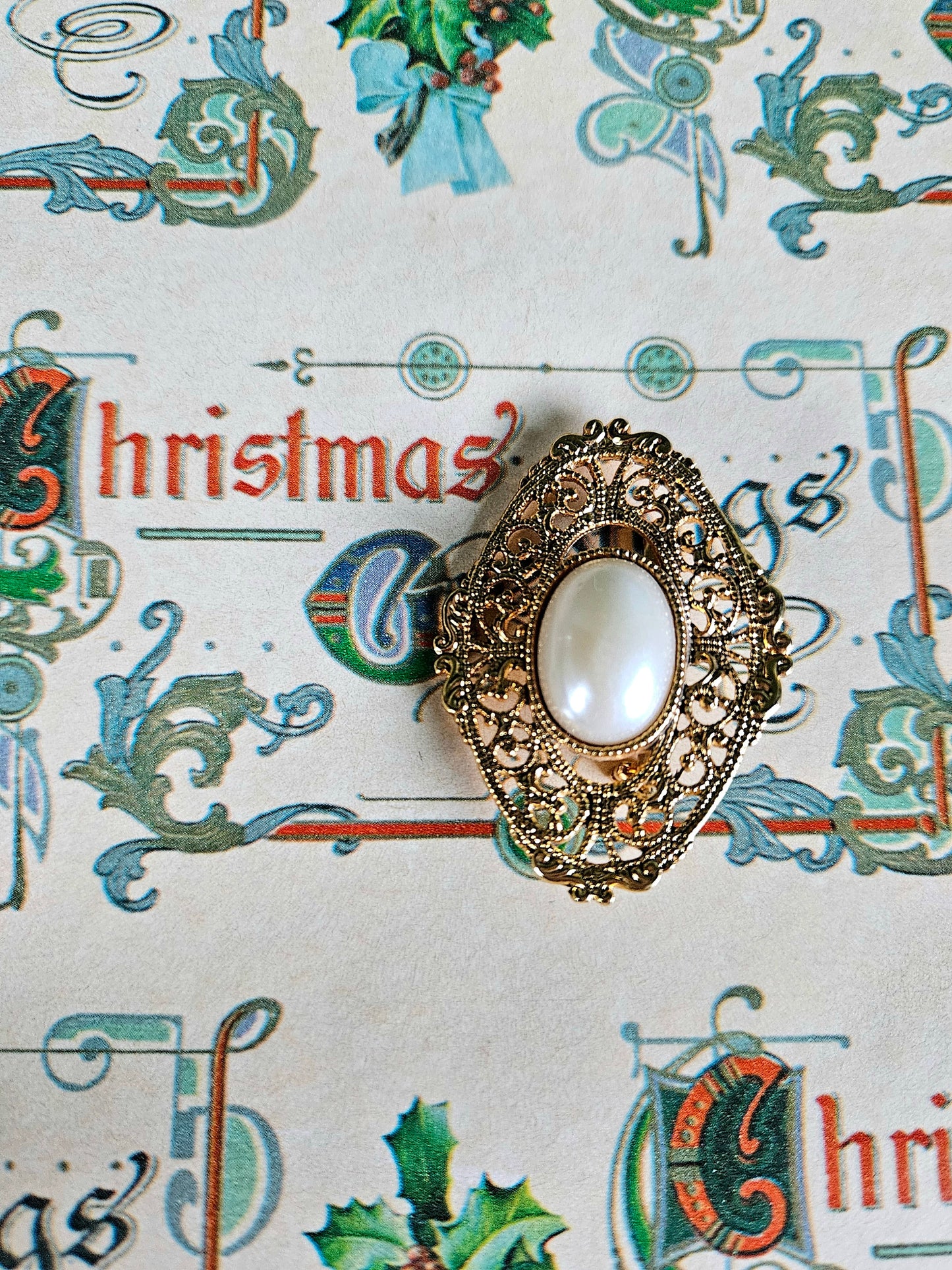 STYLE 7025 - Vintage Golden Filigree Faux Pearl Brooch