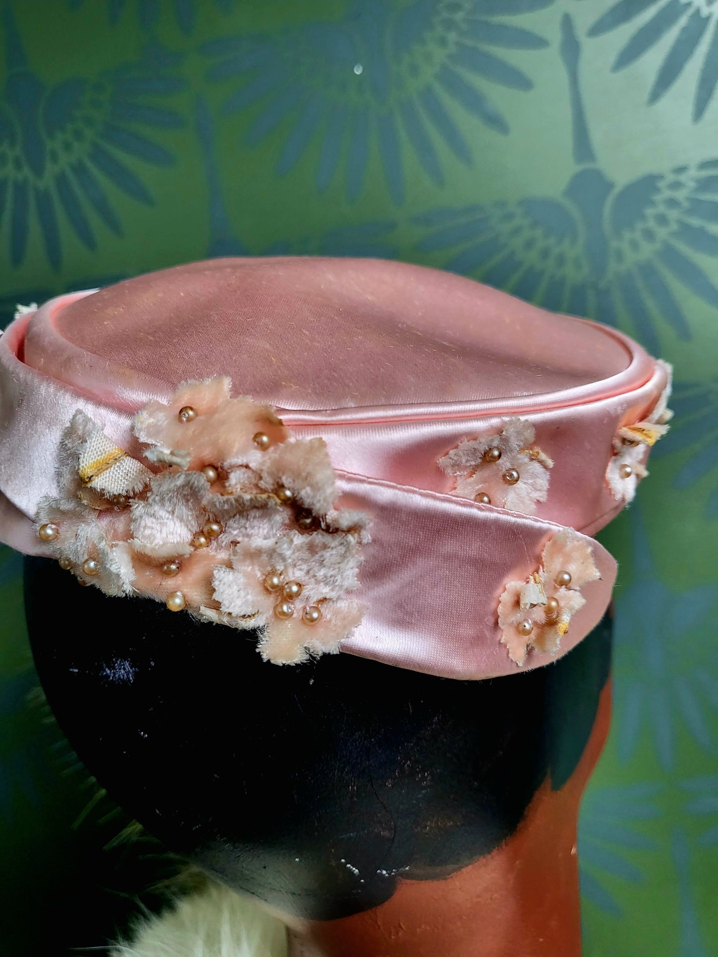 HAT79 - Vintage 1950's Pale Pink Satin Circle Hat