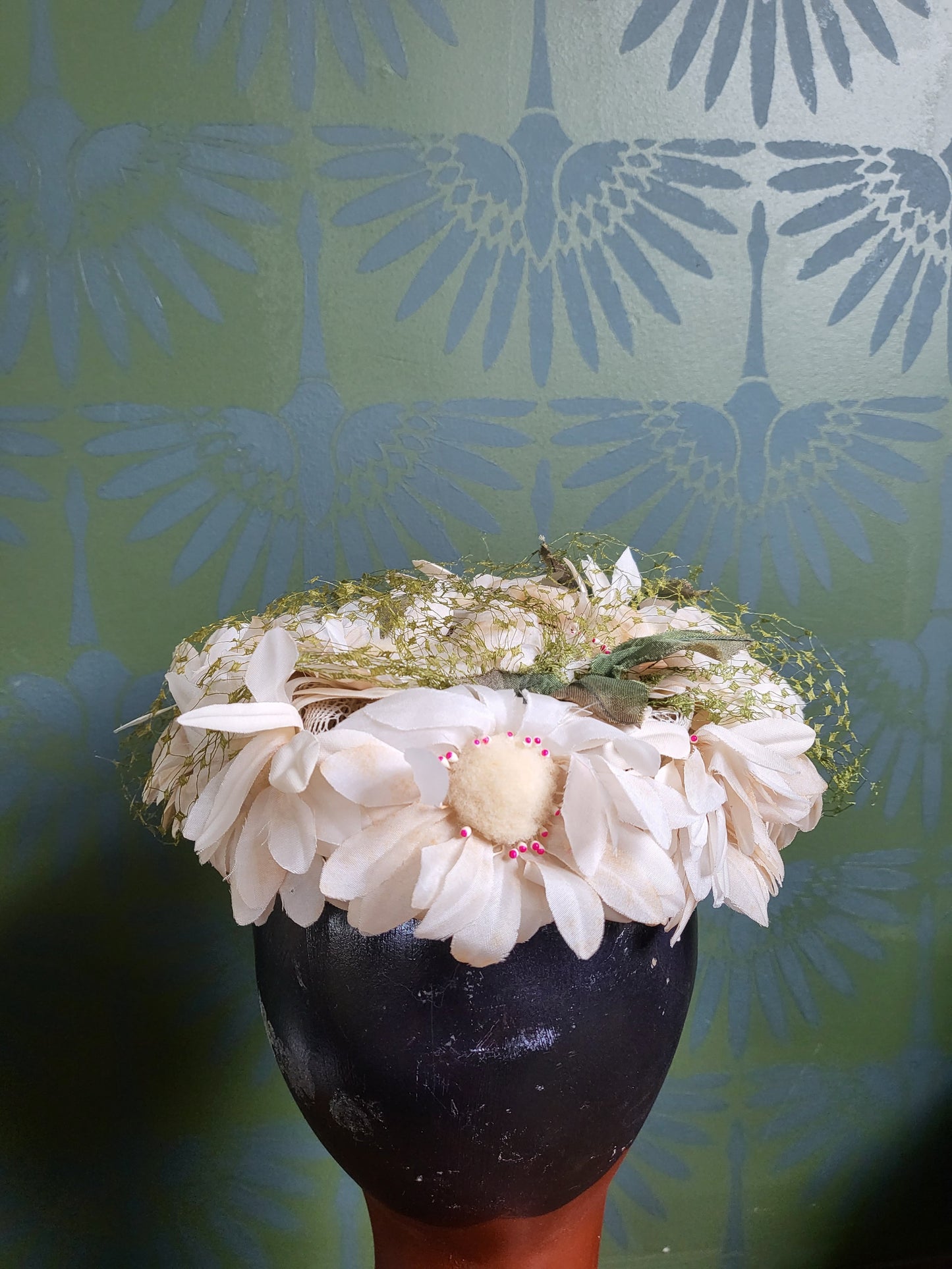 HAT8 - Vintage 1950s-1960s Kent of New York Ivory Daisy Trimmed Topper With Green Birdcage Veil