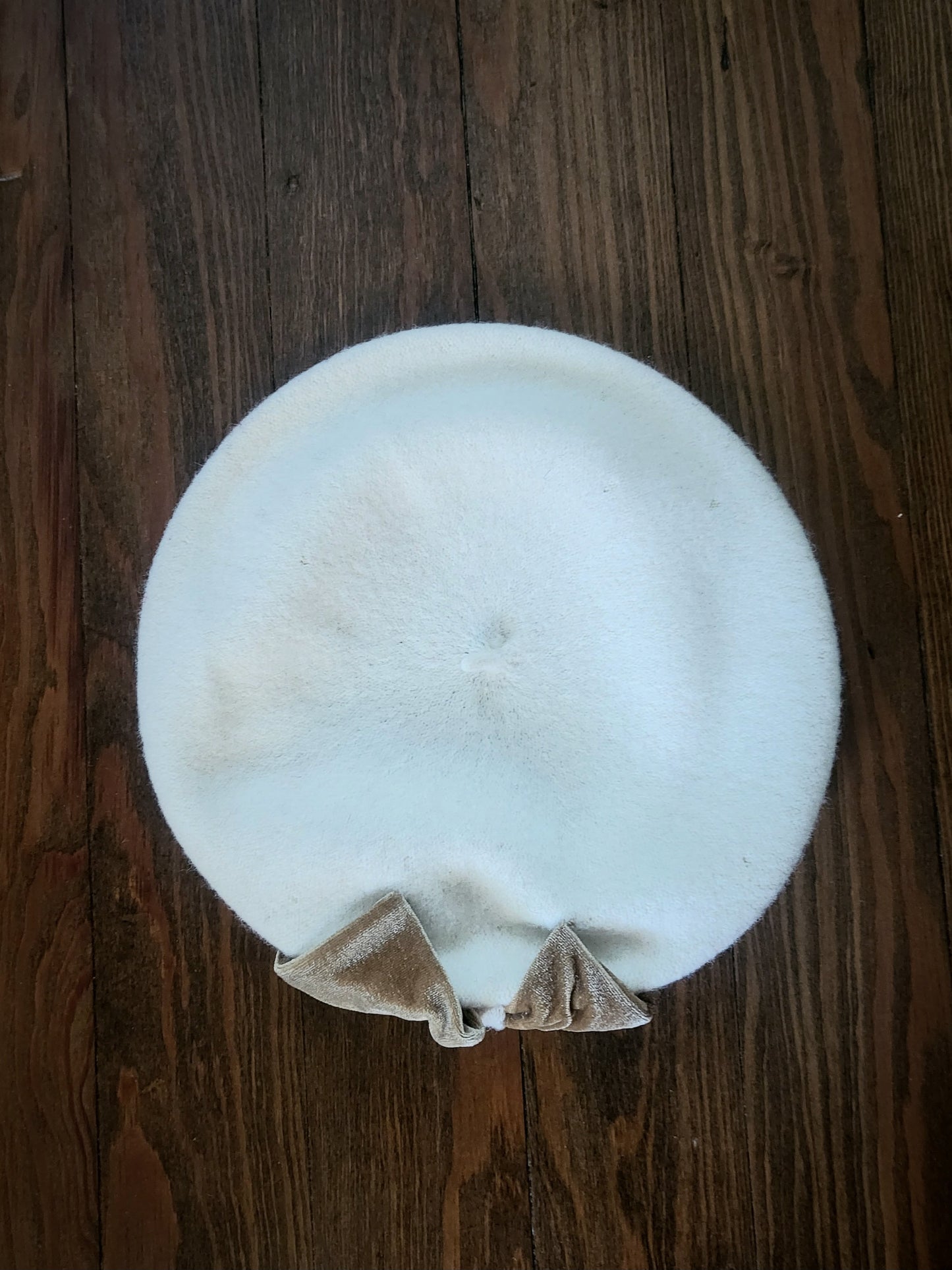 HAT96A - Vintage Style Ivory Beret with Tan Velvet Bow