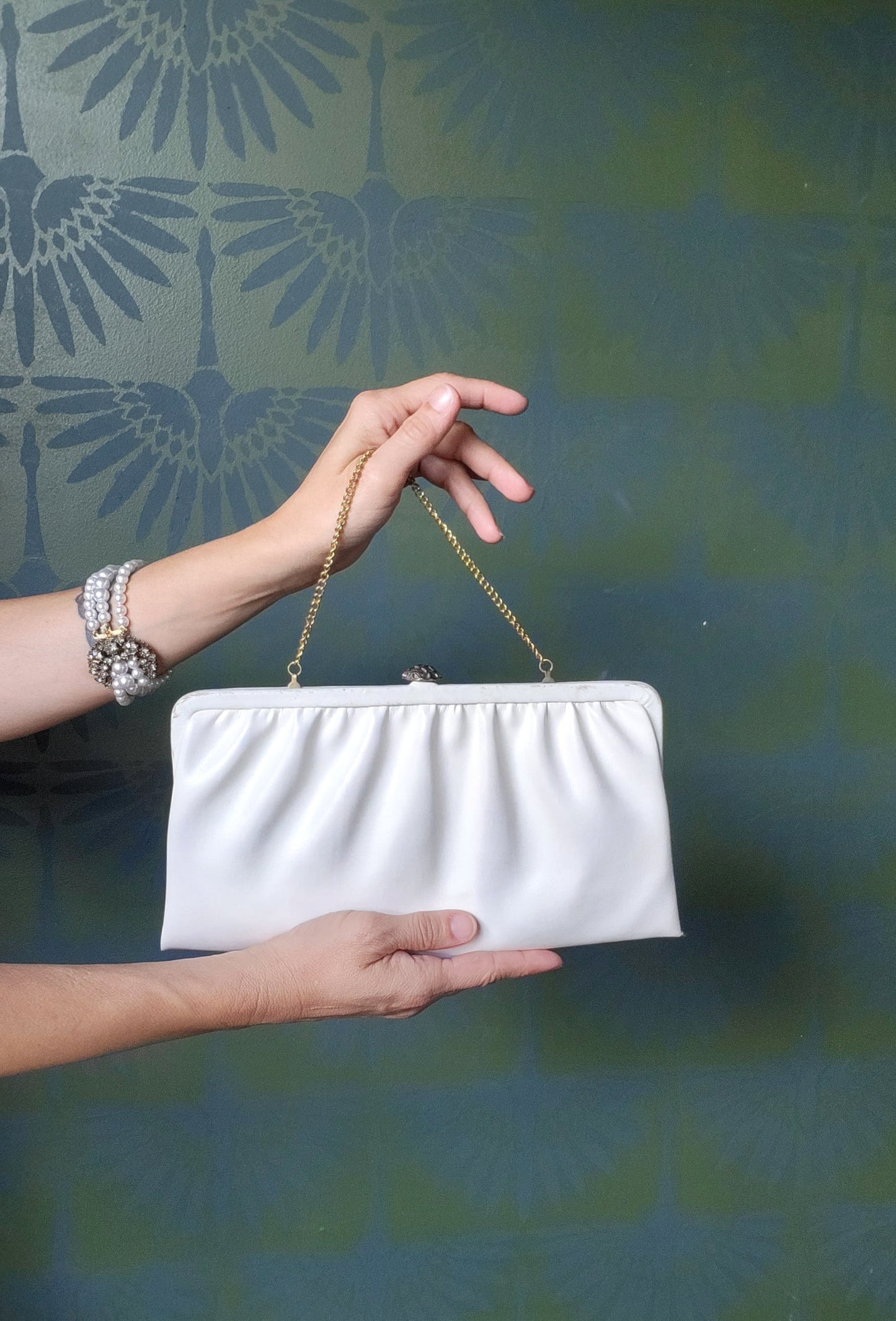 STYLE 2010 - Vintage 1960's White Leather Clutch with Hide-Away Handle