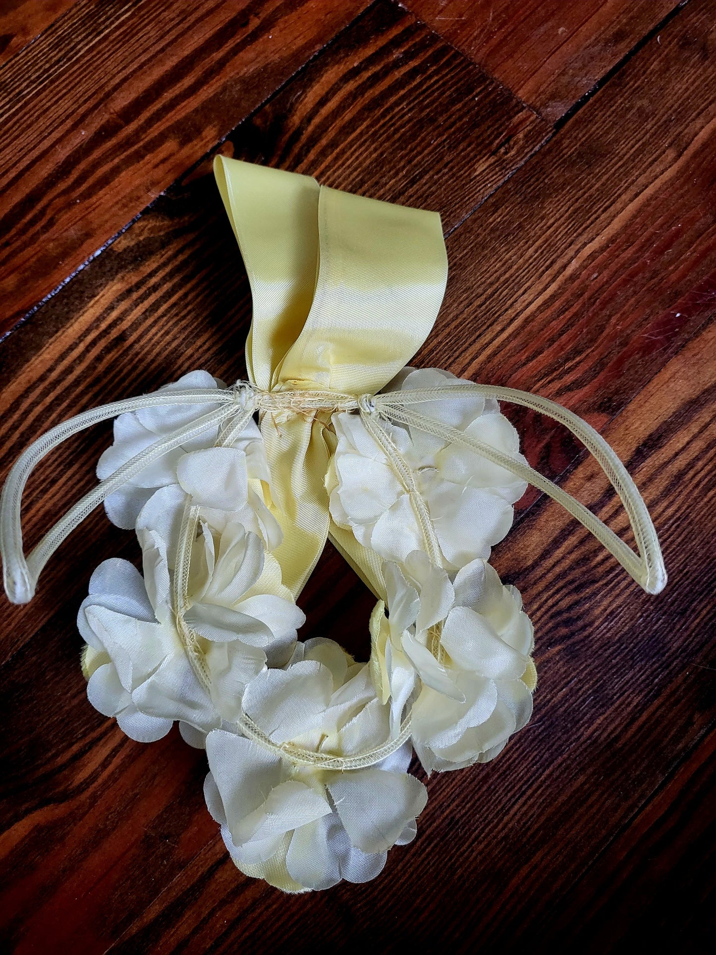 HAT13 - Vintage 1950-1960s Yellow Velvet and Ivory Chiffon Flower Chignon Cover