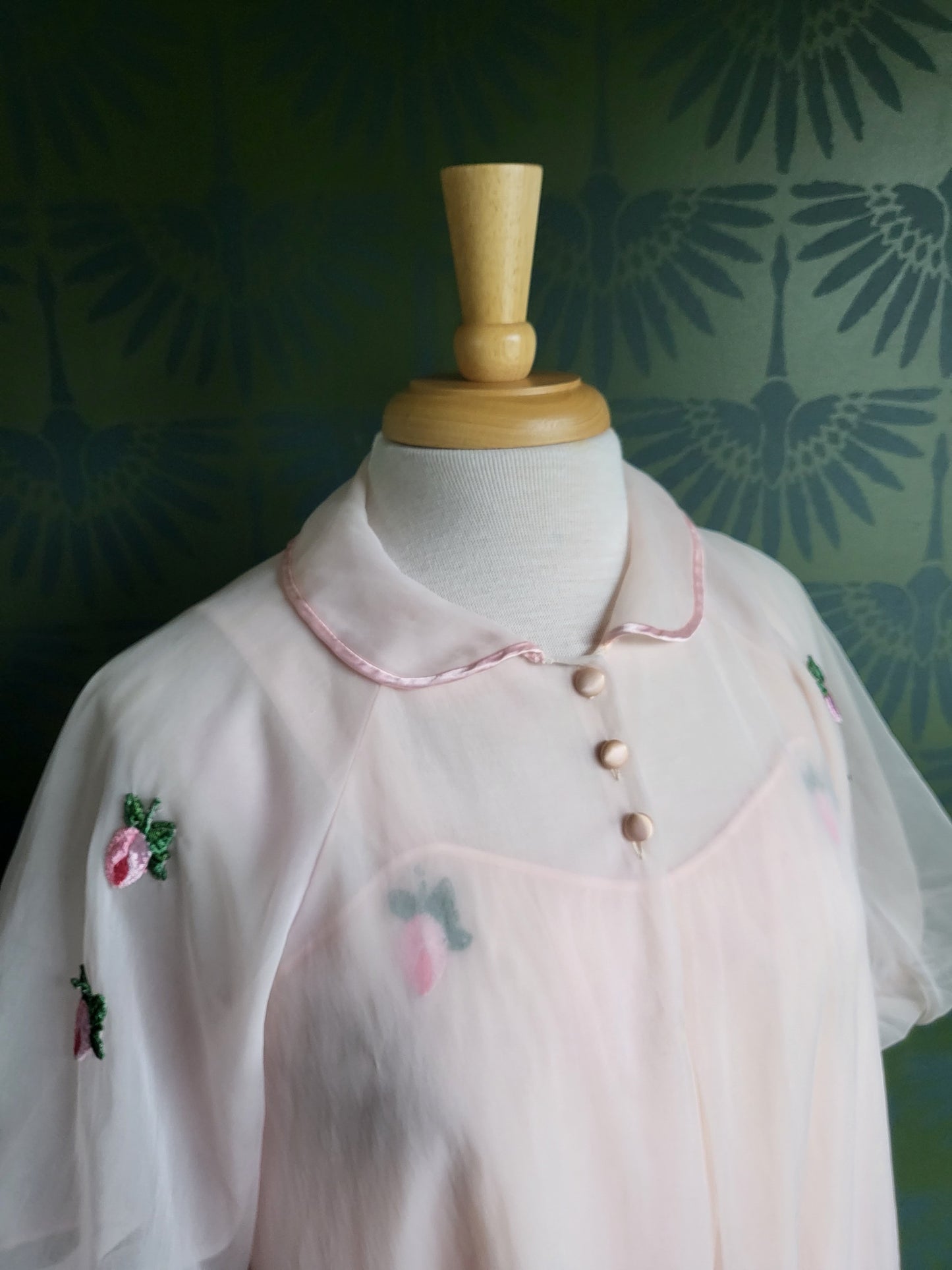 SOLD - Vintage 1950's-1960's Kayser Pink Rosette Peignoir Set