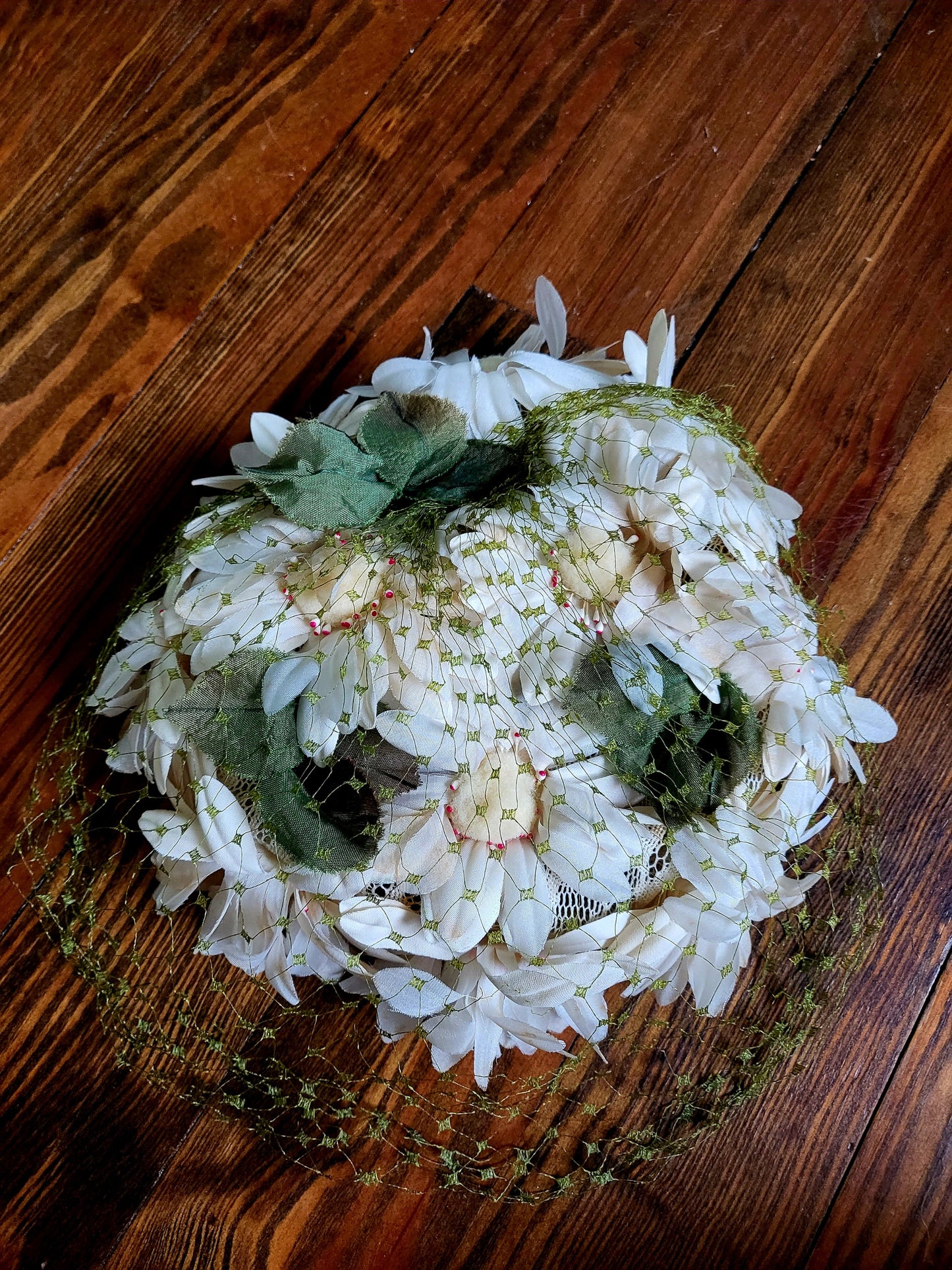 HAT8 - Vintage 1950s-1960s Kent of New York Ivory Daisy Trimmed Topper With Green Birdcage Veil