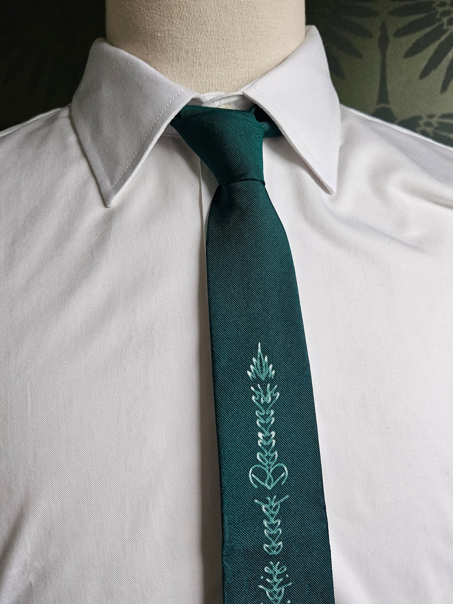 STYLE 3028 - Vintage 1950's-1960's Slim Green Silk Hand Painted Neck Tie