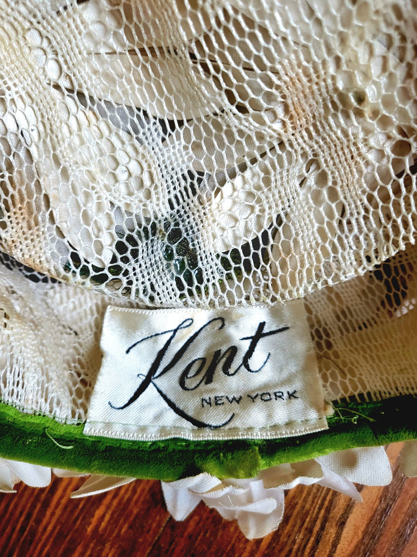 HAT8 - Vintage 1950s-1960s Kent of New York Ivory Daisy Trimmed Topper With Green Birdcage Veil