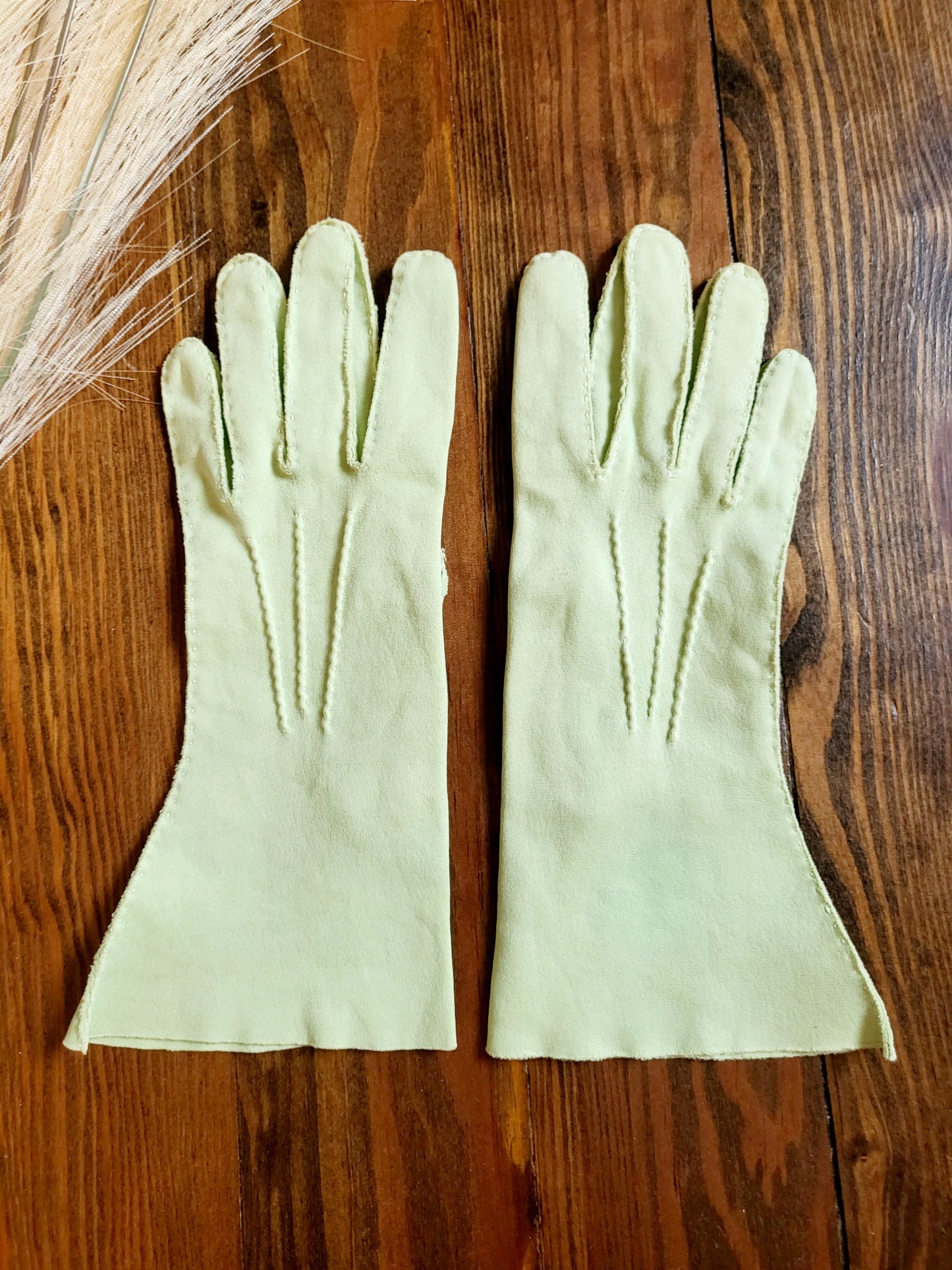 Vintage 1950's-1960's Pale Green Gloves