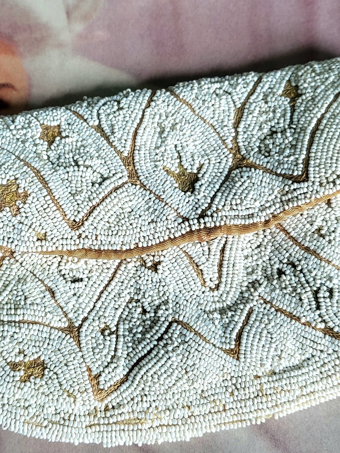 STYLE 2005 - Vintage 1930s Hand Beaded Palm Clutch - White and Peach