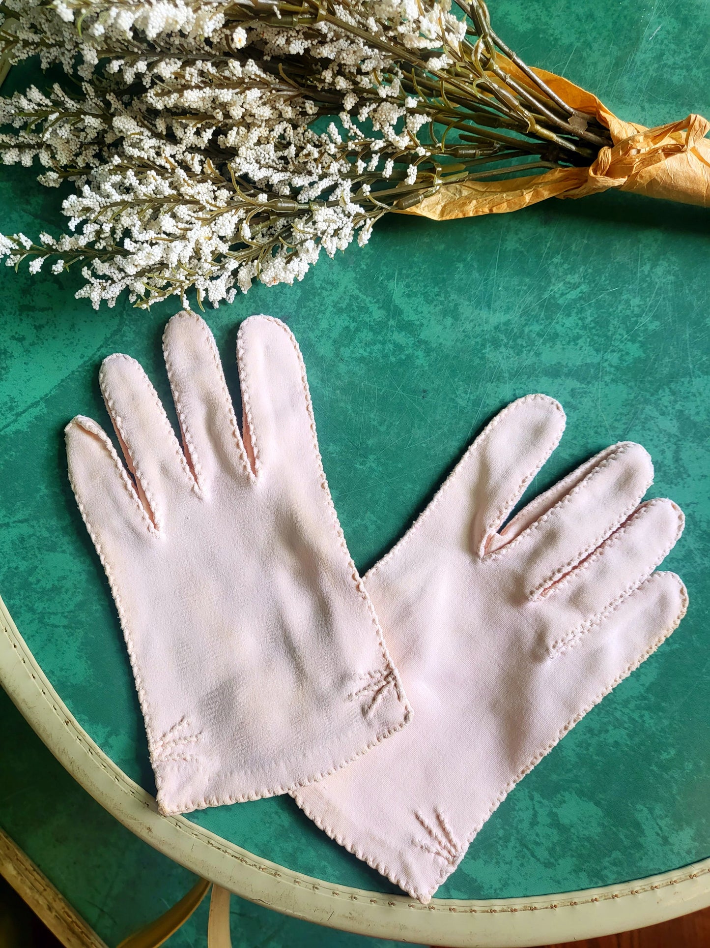 STYLE 3026 - Vintage 1950's-1960's Pale Peach Gloves