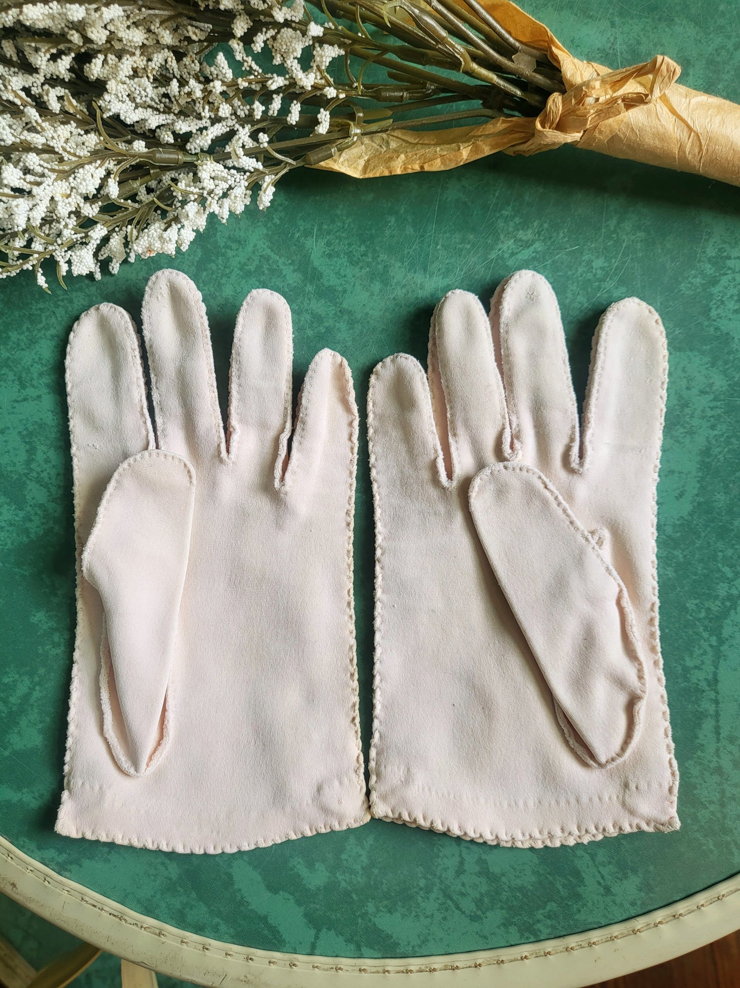 STYLE 3026 - Vintage 1950's-1960's Pale Peach Gloves