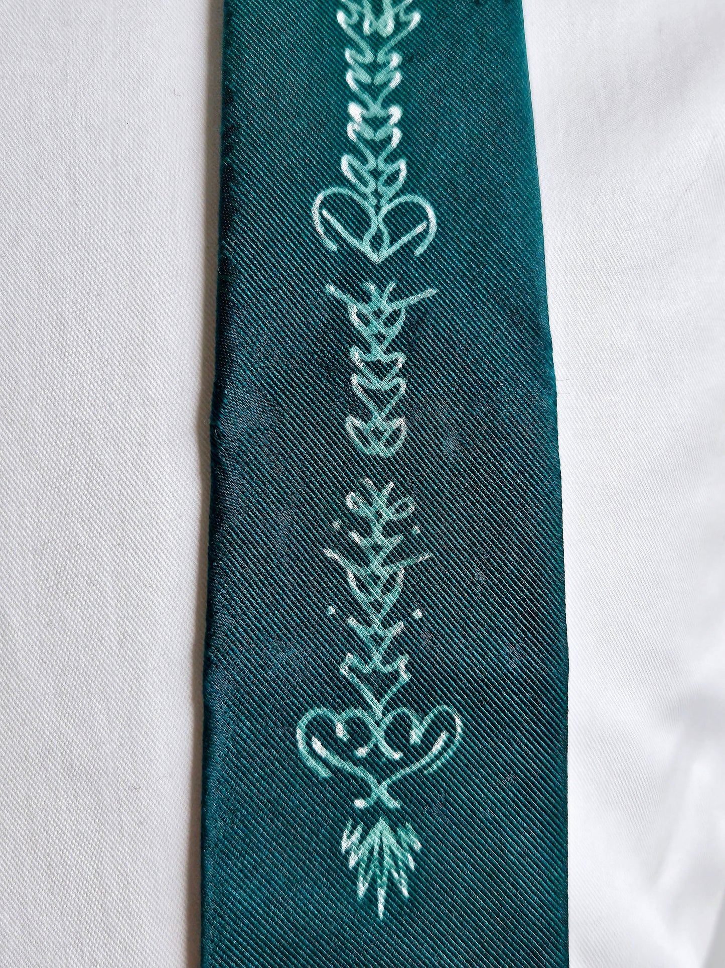 STYLE 3028 - Vintage 1950's-1960's Slim Green Silk Hand Painted Neck Tie