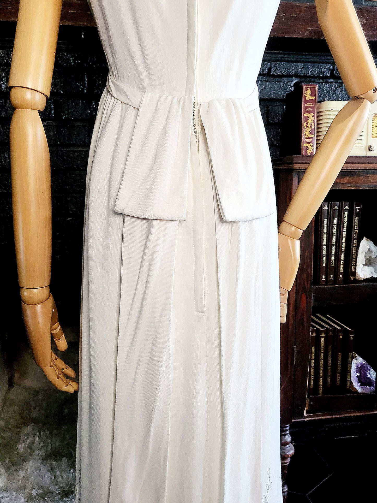 STYLE 1008 - Vintage 1960's "Anne Fogarty" Daisy Trim White Linen Shift Dress