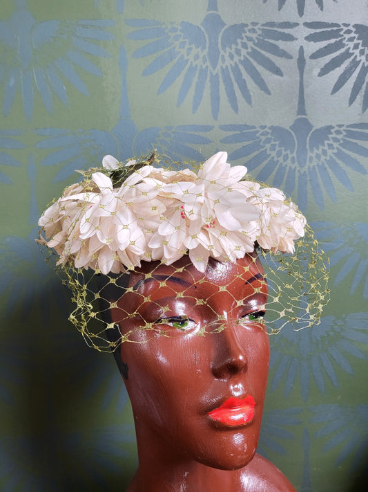 HAT8 - Vintage 1950s-1960s Kent of New York Ivory Daisy Trimmed Topper With Green Birdcage Veil