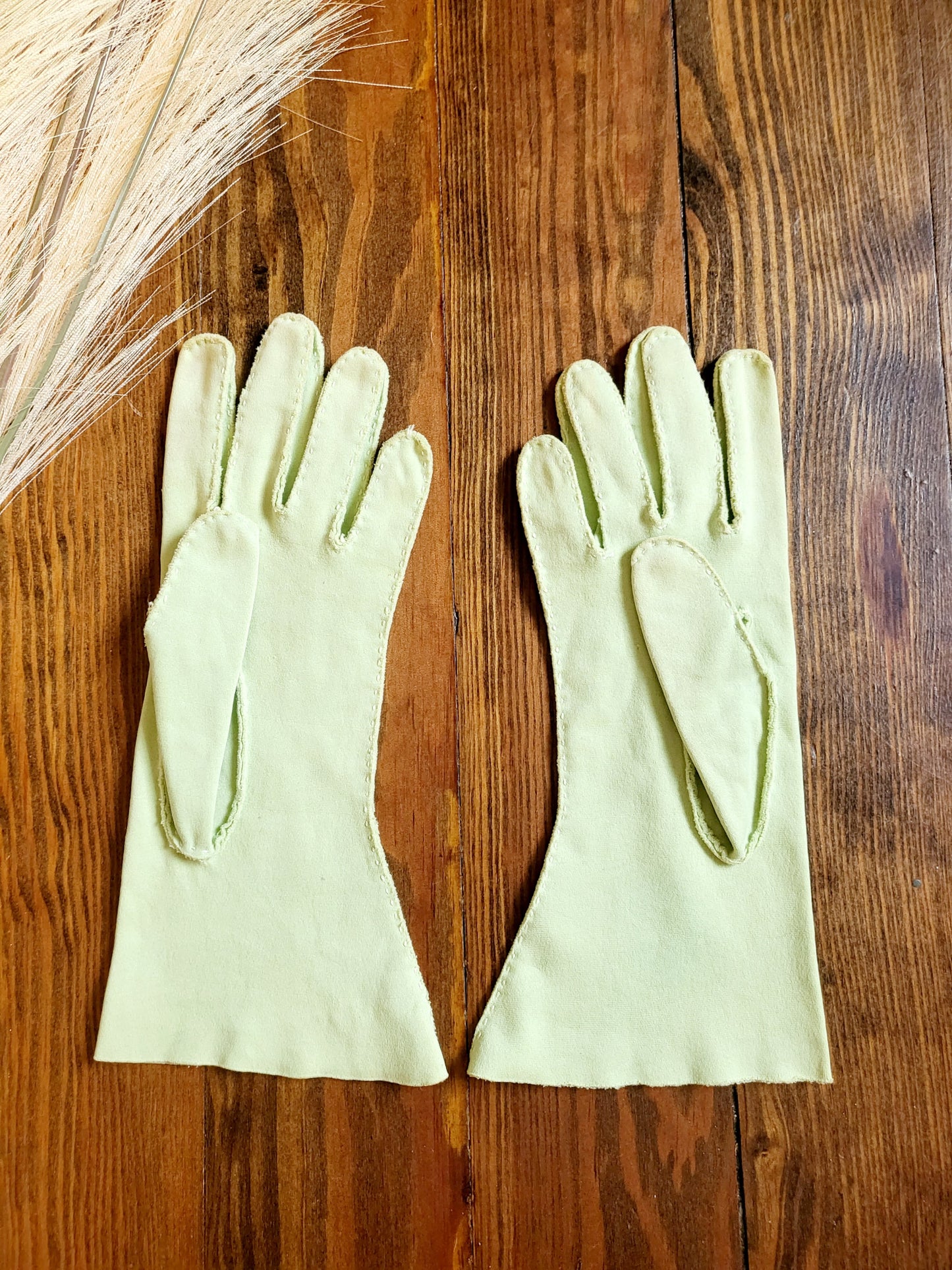 Vintage 1950's-1960's Pale Green Gloves