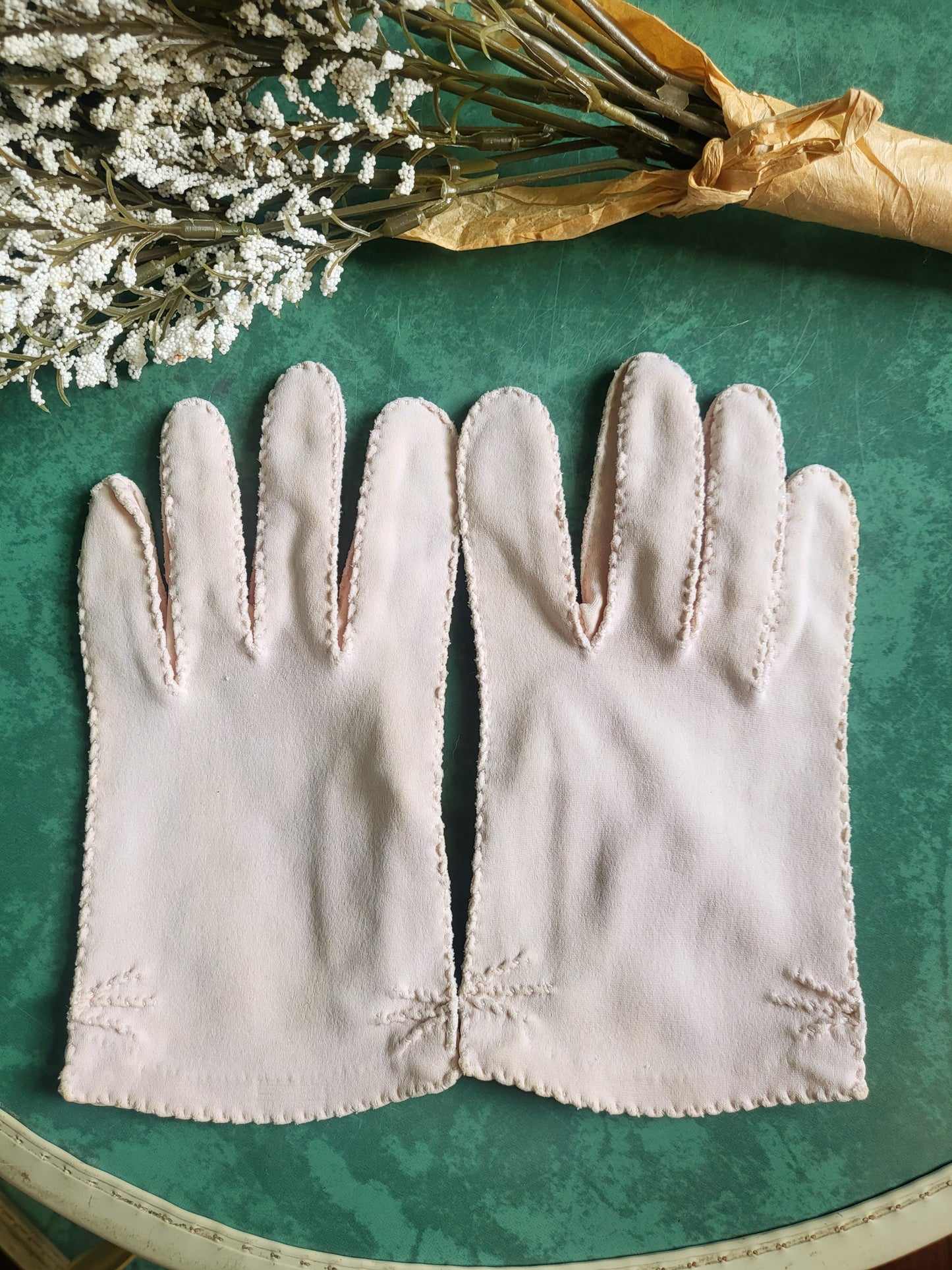 STYLE 3026 - Vintage 1950's-1960's Pale Peach Gloves