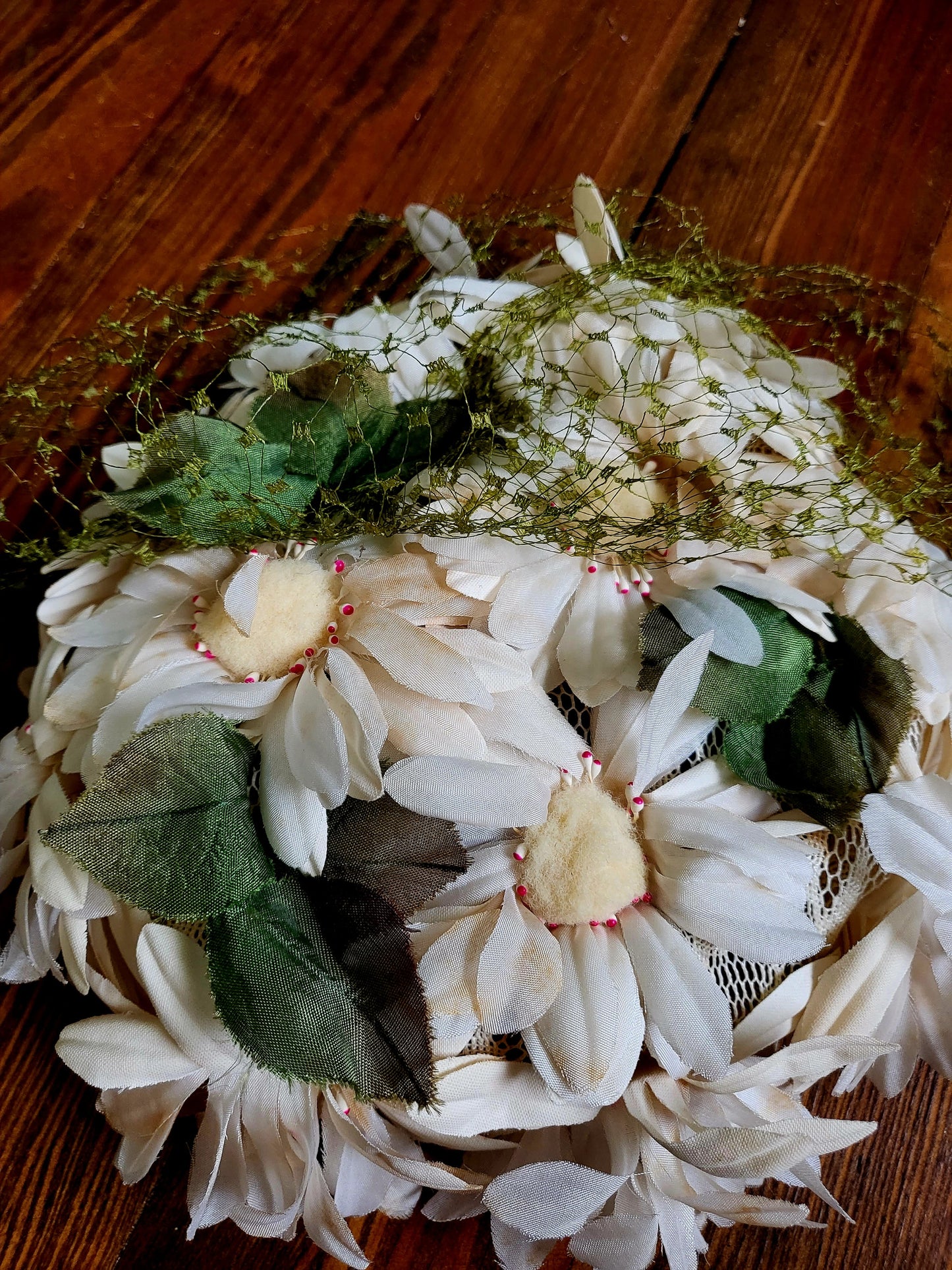 HAT8 - Vintage 1950s-1960s Kent of New York Ivory Daisy Trimmed Topper With Green Birdcage Veil