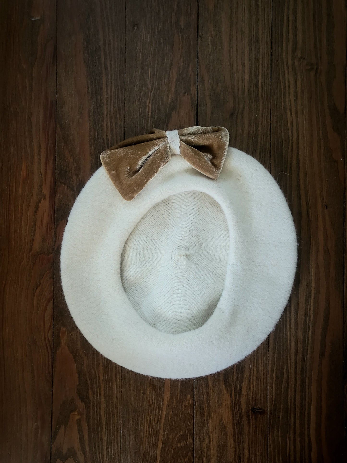 HAT96A - Vintage Style Ivory Beret with Tan Velvet Bow