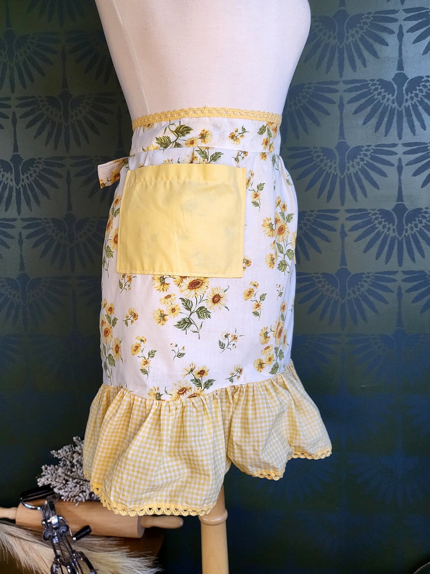 Apron 05Rep - Yellow Sunflower Ruffle Half Apron