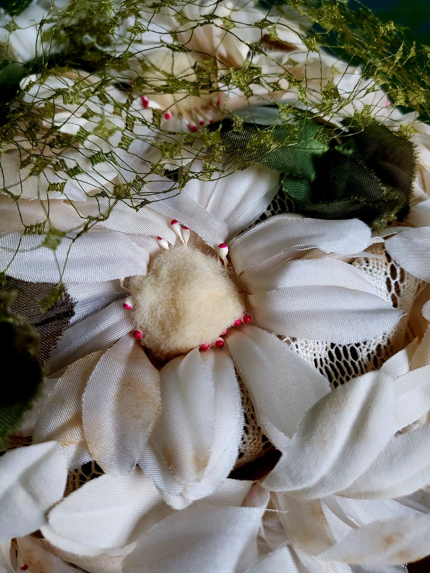 HAT8 - Vintage 1950s-1960s Kent of New York Ivory Daisy Trimmed Topper With Green Birdcage Veil