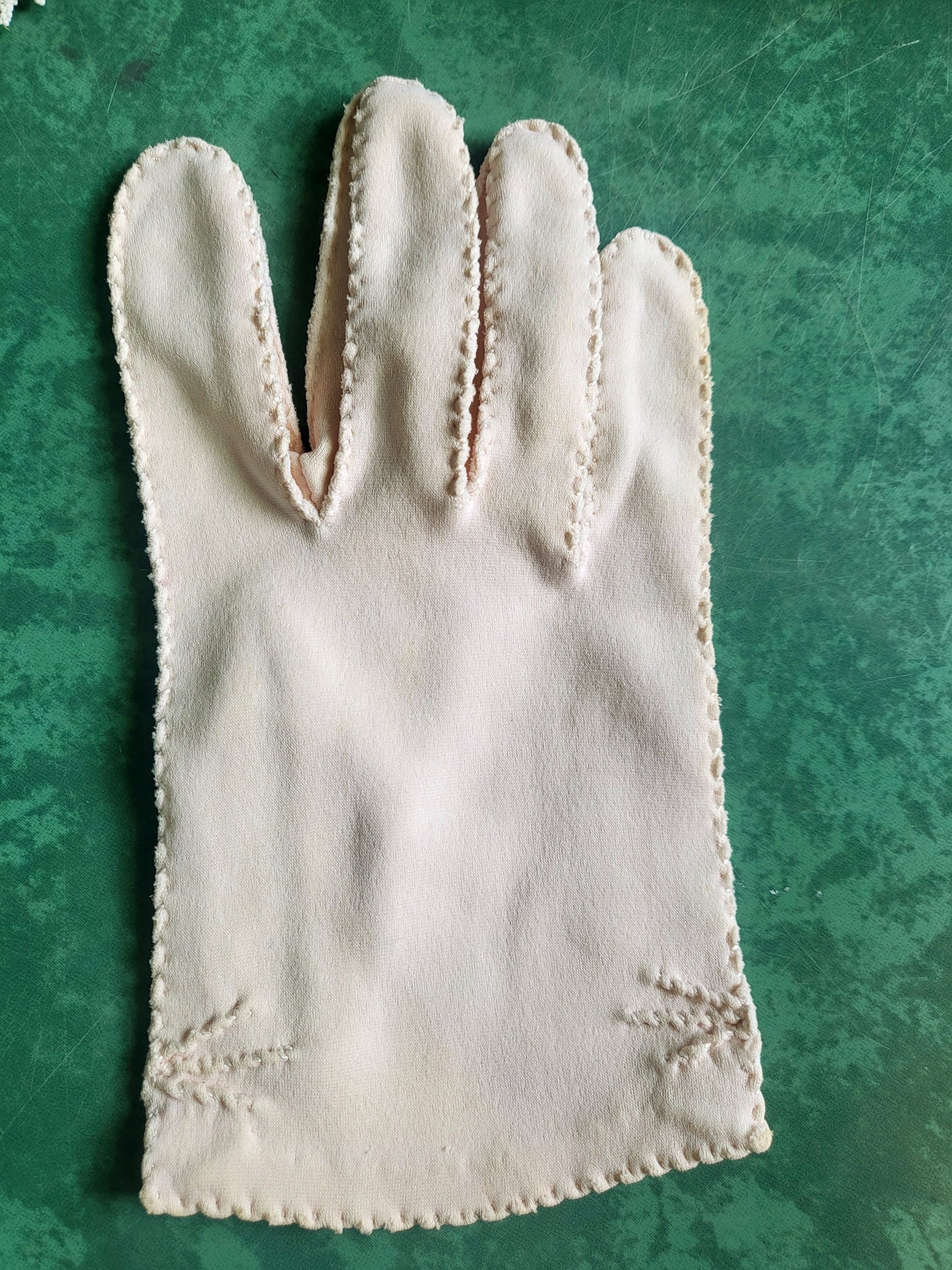 STYLE 3026 - Vintage 1950's-1960's Pale Peach Gloves